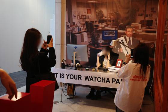 지난해 5월 8일, 왓챠가 '왓챠파티@무비랜드'를 통해 미국 드라마 '오피스'(2005)를 상영했다. 이날을 위해 코스프레를 하고 온 한 관객이 포토월에서 포즈를 취하고 있다. 사진 무비랜드