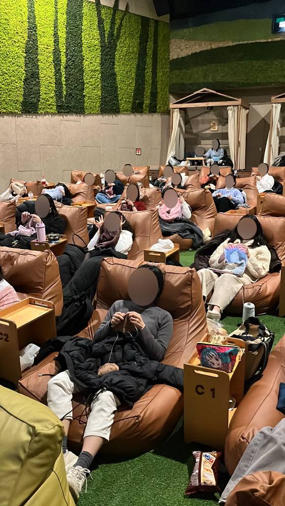 지난달 23일 CGV에서 진행된 '뜨개 상영회'. '리틀포레스트'가 상영 중이다. 이날 48석을 시작으로 지난 9일 메가박스 두 지점에서 각 110석, 총 268석이 매진됐다. 뜨개를 할 수 있도록 밝은 조명에서 영화가 상영된다. 사진 바늘이야기