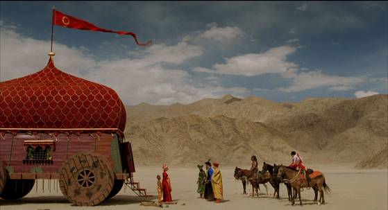 최근 재개봉해 상영 중인 영화들. 첫 개봉 때의 4배에 달하는 관객을 모은 판타지 영화 ‘더 폴’(2006). CG 없이 그림 같은 화면을 연출했다.