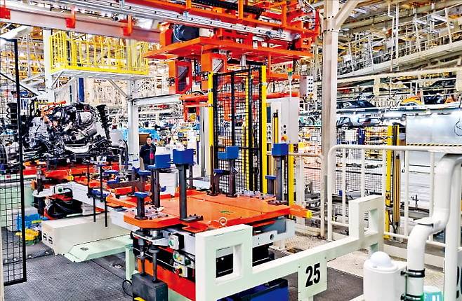 르노코리아가 새롭게 도입한 전기차용 배터리 리프트 및 차량 장착 장비. 르노코리아는 이번 투자로 내연차에 전기차까지 제조할 수 있는 혼류생산 체계를 완성했다.  민건태 기자