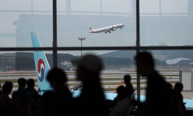 인천국제공항에서 비행기가 이륙하고 있다./사진=뉴스1