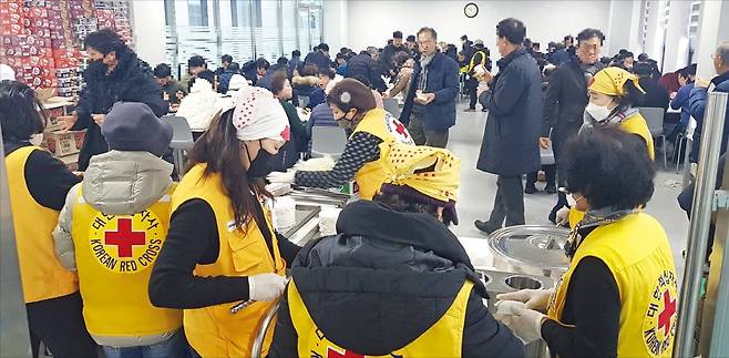 대한적십자사의 직원과 봉사원들이 구조인력과 피해자 가족들에게 이동 급식 차량에서 만든 따뜻한 음식을 배식하고 있다. /대한적십자사 제공