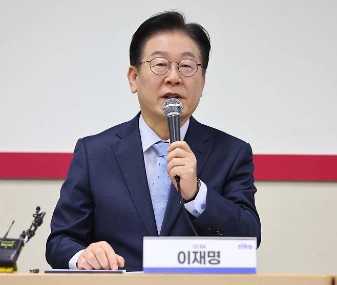 더불어민주당 이재명 대표가 11일 경기 화성시 팔탄면 아비만엔지니어링에서 열린 경영악화 수출기업 애로청취 현장간담회에서 인사말을 하고 있다. 2025.2.11 사진= 한경 강은구 기자