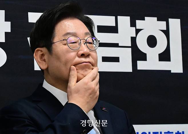 이재명 더불어민주당 대표가 19일 서울 마포구 한국방위산업진흥회에서 열린 ‘트럼프 시대 : 한미동맹과 조선산업·K-방산의 비전 간담회’에 참석해 턱을 만지며 생각에 잠겨 있다. 국회사진기자단
