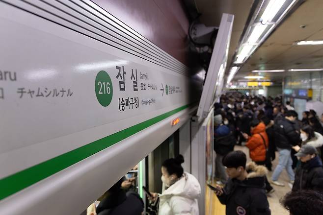 Passengers use the subway at Jamsil Station in Songpa-gu, eastern Seoul. (Seoul Metro)