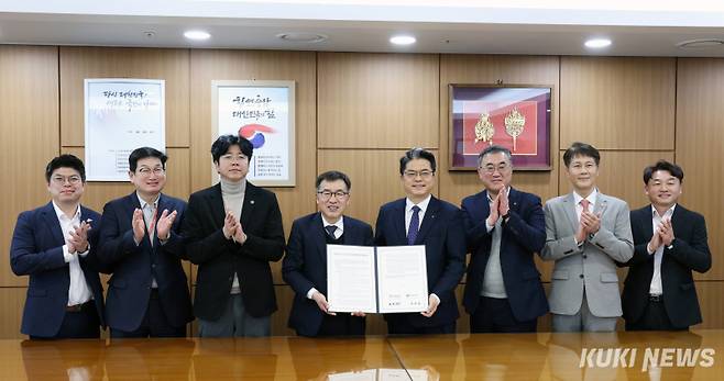 전형식 충남도 정무부지사(가운데 왼쪽)는 19일 도청에서 신한은행과 ‘충청남도 소상공인 상생 배달앱 업무 협약’을 체결했다.&nbsp;