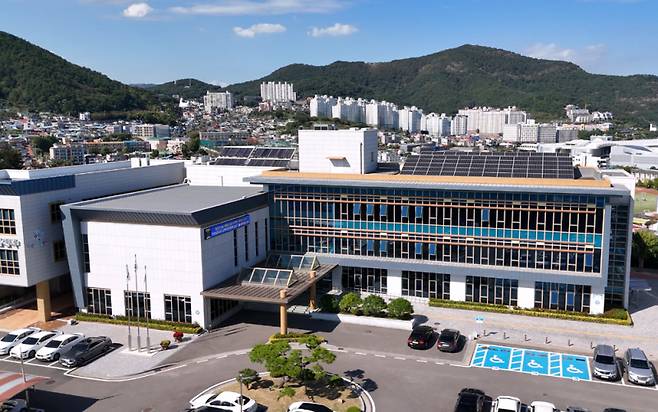 올해부터 전남 여수지역 중학교의 통학 여건이 대폭 개선되고 모든 중학교가 남녀공학으로 운영된다. 또 신도심 학교 학급 과밀화 해소를 위한 학교 이설도 추진된다. /여수교육청
