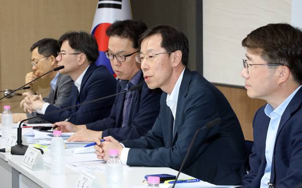 ▲ 2024년 9월25일 정정훈 기획재정부 세제실장(오른쪽 두 번째)이 정부세종청사에서 2024년 세수 재추계 결과 및 대응 방향에 관해 설명하고 있다. 2024년 국세 수입에 대한 재추계 결과, 올해 국세 수입은 전년 대비 6.4조 원 감소한 337.7조 원으로 예산 대비 29.6조 원 부족할 것으로 예상된다. ⓒ연합뉴스