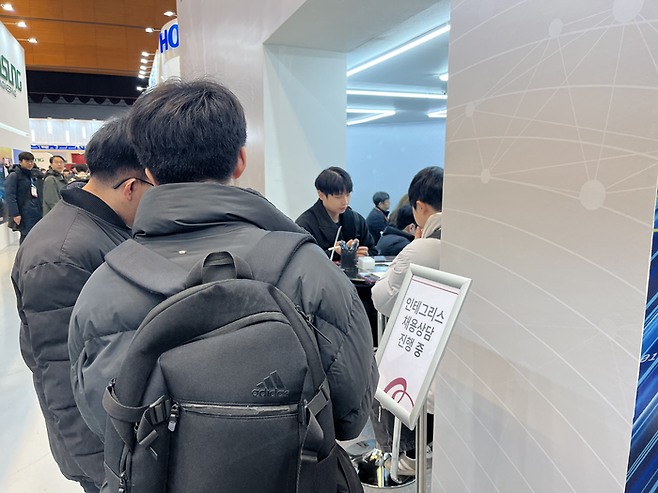 인테그리스 부스에서 채용상담이 진행 중이다. [사진=안서진 기자]