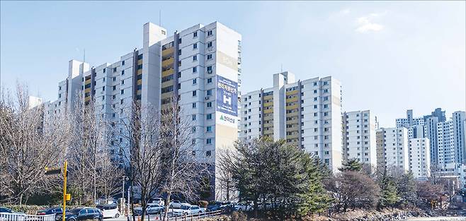 과천주공8단지 건물 벽면에 관리처분계획인가를 축하하는 대형 현수막이 걸려 있다. (윤관식 기자)