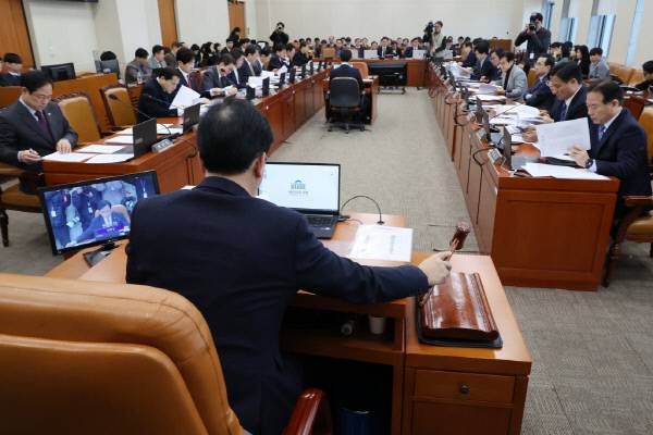 18일 오전 서울 여의도 국회에서 열린 기획재정위원회 전체회의에서 송언석 위원장이 이른바 'K칩스법'으로 불리는 조세특례제한법 개정안 등 안건을 의결하고 있다./사진제공=뉴시스