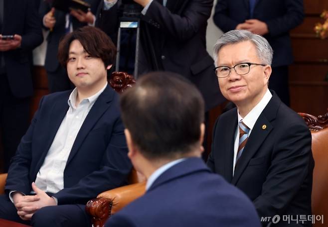 [서울=뉴시스] 고승민 기자 = 대한의사협회 김택우 회장과 박단 부회장이 17일 서울 여의도 국회에서 우원식 국회 의장을 예방, 우 의장의 인사말을 듣고 있다. 2025.02.17. kkssmm99@newsis.com /사진=고승민