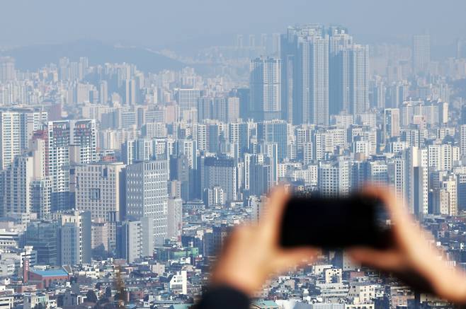 건설업계 중견사들이 매출 증가에도 수익성이 악화됐다. 사진은 남산에서 바라본 서울 도심 아파트 모습. /사진=뉴스1