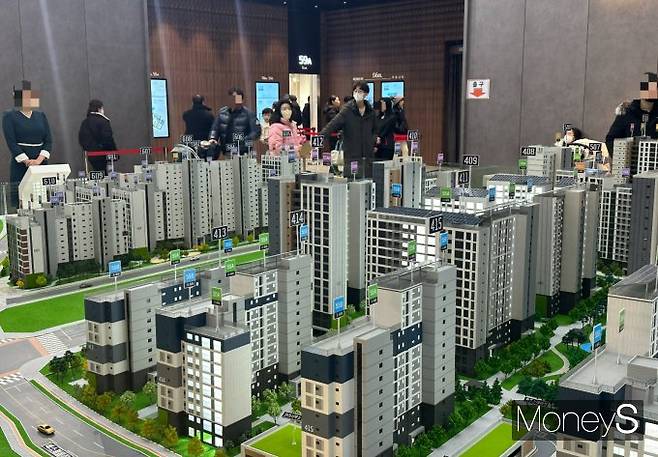 경기 고양시 킨텍스 제2전시장에 마련된 모델하우스를 관람하려는 방문객들 모습. /사진=장동규 기자
