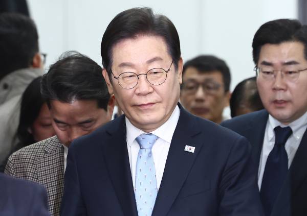 이재명 더불어민주당 대표가 민주당을 두고 성장을 중시하는 중도보수 정당이라고 밝혔다. 사진은 이재명 더불어민주당 대표가 최고위원회의에 입장하는 모습. /사진=뉴스1