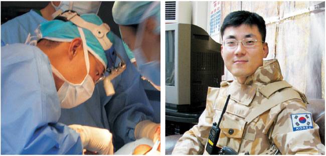 조항주 의정부성모병원 경기북부권역외상센터장이 2005년 이라크 자이툰부대 진료부장으로 복무하던 당시 수술실에서 헤드라이트를 낀 채 집도하고 있다. 오른쪽 사진은 조 센터장이 파병 당시 자이툰부대 군복을 착장한 모습.   경기북부권역외상센터 제공