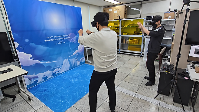ETRI 연구진이 다중참여 원격몰입 XR 기술을 시연하고 있다.[ETRI 제공]