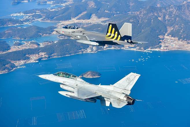 사진은 KF-21과 KF-16이 함께 시험비행에 임하고 있는 모습.[공군 제공]