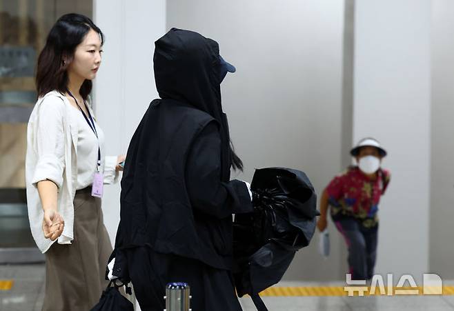 [서울=뉴시스] 전신 기자 = 가수 강다니엘의 명예를 훼손한 혐의로 재판에 넘겨진 유튜브 채널 '탈덕수용소' 운영자가 11일 서울 서초구 서울중앙지방법원에서 열린 1심 선고 공판에서 벌금 1000만원을 선고 받은 뒤 법원을 나서고 있다. 2024.09.11. photo1006@newsis.com