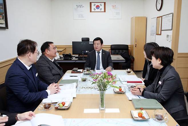 [밀양=뉴시스] 곽근석 밀양시 부시장이 내일동 행정복지센터를 방문해 건의사항을 청취하고 있다. (사진=밀양시 제공) 2025.02.19. photo@newsis.com *재판매 및 DB 금지