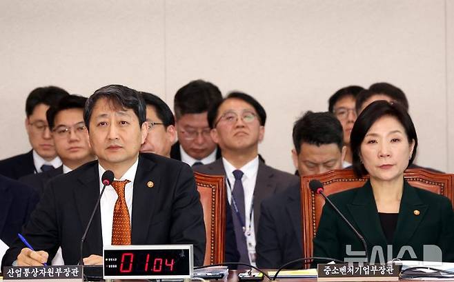 [서울=뉴시스] 조성봉 기자= 안덕근 산업통상자원부 장관이 19일 오전 서울 여의도 국회에서 열린 산업통상자원중소벤처기업위원회 전체회의에서 의원들의 질의에 답변하고 있다. 오른쪽은 오영주 중소벤처기업부 장관. 2025.02.19. suncho21@newsis.com
