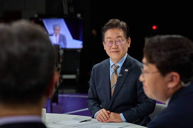 [서울=뉴시스] 권창회 기자 = 이재명 더불어민주당 대표가 19일 오후 서울 마포구 MBC 100분 토론에 출연해 미소짓고 있다. (사진=더불어민주당 제공) 2025.02.19. photo@newsis.com *재판매 및 DB 금지
