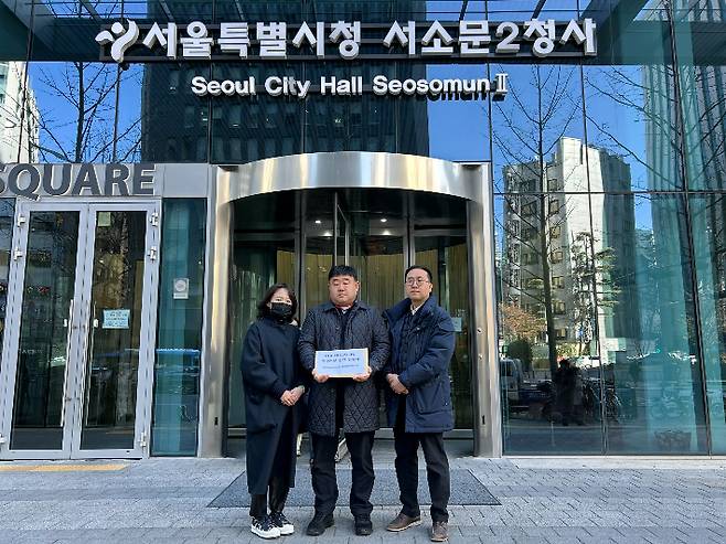 광주 화정아이파크 입주예정자협의회가 19일 오후 2시 서울시청을 방문해 시공사인 HDC현대산업개발에 대한 선처를 호소하는 탄원서를 제출했다. 자료사진