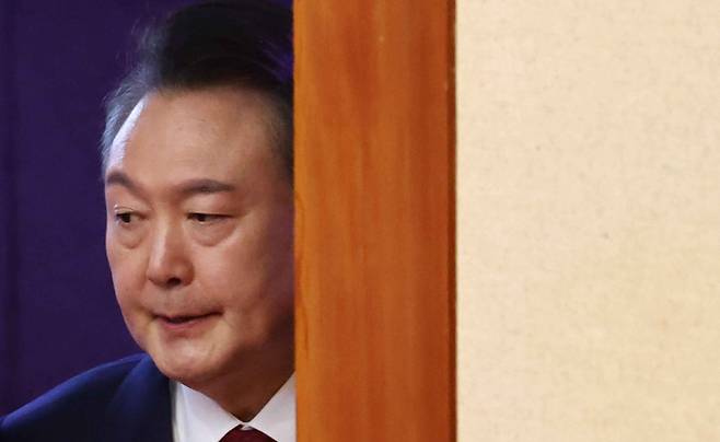 윤석열 대통령이 13일 서울 종로구 헌법재판소에서 열린 '윤석열 대통령 탄핵심판 8차 변론'에 출석하고 있다. 사진공동취재단