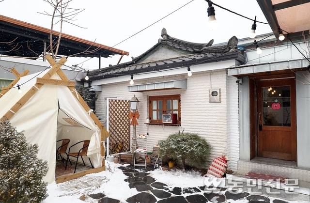 카페 건물은 영주 구도심에 있는 고택을 개조해 만들었다.