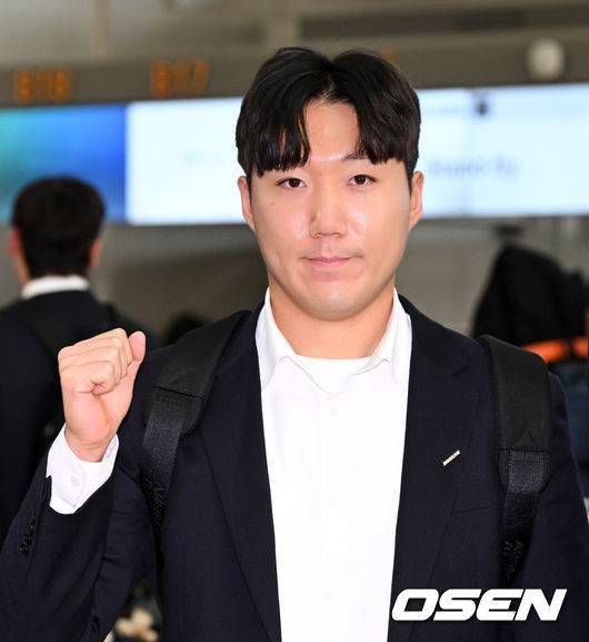 [OSEN=인천공항, 지형준 기자] 두산 베어스 선수단이 24일 오후 인천국제공항을 통해 전지훈련지인 호주 시드니로 출국했다.두산은 44명의 선수단과 함께 호주 시드니와 일본 미야자키에서 스프링캠프 담금질에 돌입한다.투수&nbsp;22명,&nbsp;포수&nbsp;4명,&nbsp;내야수&nbsp;9명,&nbsp;외야수&nbsp;9명이 참가하며 신인 중에서는&nbsp;1라운드 지명자 내야수 박준순과&nbsp;3라운드 지명자 투수 홍민규가 이름을 올렸다. 아울러 지난해 11월 롯데와의 트레이드로 합류한 외야수 김민석과 추재현도 스프링캠프에서 본격 눈도장을 받는다.두산 추재현이 포토타임을 하고 있다. 2025.01.24 / jpnews@osen.co.kr