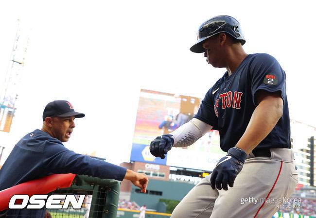 [사진] 보스턴 알렉스 코라 감독과 라파엘 데버스. ⓒGettyimages(무단전재 및 재배포 금지)