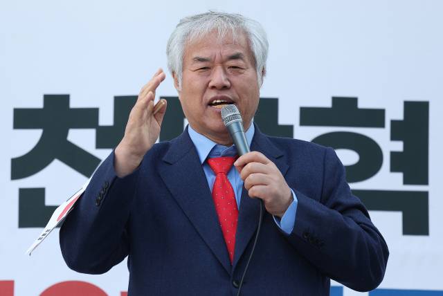 전광훈 사랑제일교회 목사가 18일 대구 중구 반월당사거리에서 열린 윤석열 대통령 탄핵 반대 집회인 대구·경북 애국 국민대회를 찾아 발언하고 있다. 연합뉴스