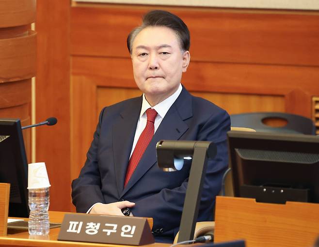 윤석열 대통령이 2월13일 서울 종로구 헌법재판소 대심판정에서 열린 윤석열 대통령 탄핵심판 8차 변론기일에 출석해 있다. ⓒ사진공동취재단