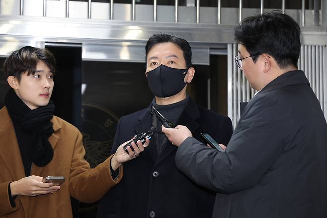 김성훈 대통령경호처 차장이 1월24일 오전 서울 서대문구 경찰청 국가수사본부 특별수사단에서 윤석열 대통령에 대한 체포영장 1차 집행을 저지한 혐의 조사를 위해 출석하며 취재진의 질문에 답하고 있다. ⓒ연합뉴스