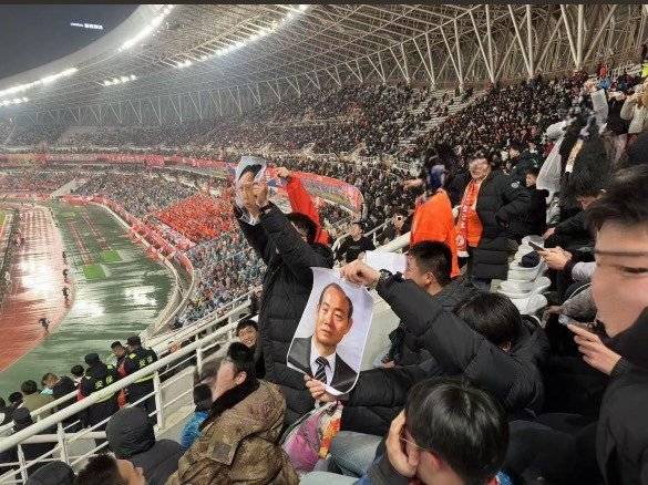 ▲ 산둥 타이산의 ACLE 기권 배경으로 꼽히는 지난 광주FC와의 홈 경기, 일부 산둥 팬이 역사적으로 광주의 연고인 광주광역시에 아픔을 안긴 전두환 씨 사진을 들고 흔들었던 것으로 확인 됐다. ⓒ광주FC