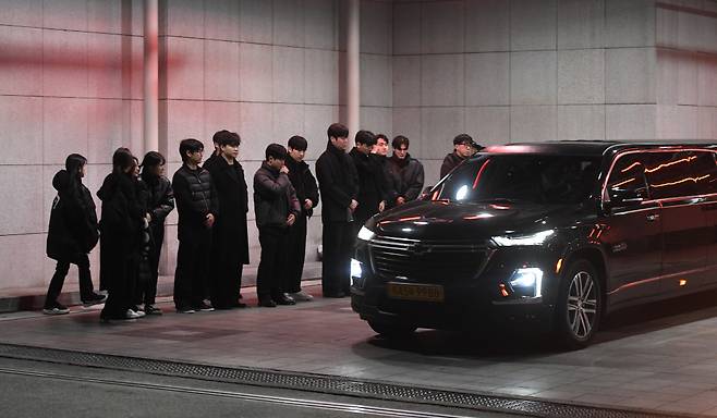 [서울=뉴시스] 김혜진 기자 = 19일 오전 서울 송파구 아산병원 장례식장에서 고(故) 김새론의 발인이 끝난 후 운구차량이 장례식장을 나서고 있다. (공동취재) 2024.02.19. jini@newsis.com /사진=김혜진