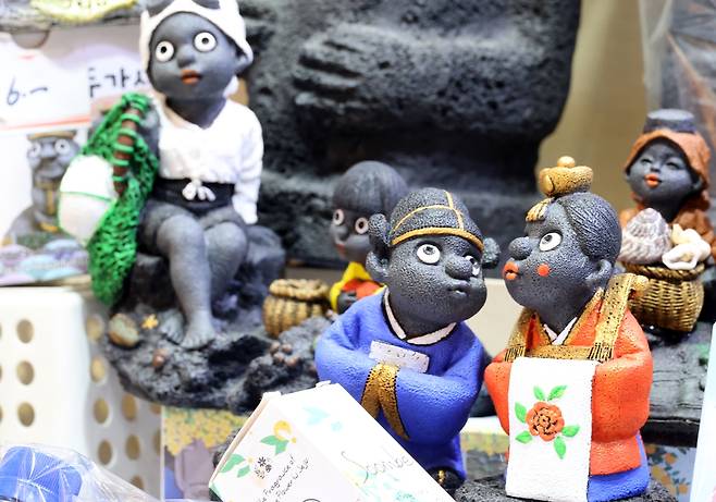 돌하르방 기념품 (제주=연합뉴스) 백나용 기자 = 제주시 동문재래시장 내 관광기념품점에 돌하르방 기념품이 진열돼 있다. 2025.2.13 dragon.me@yna.co.kr