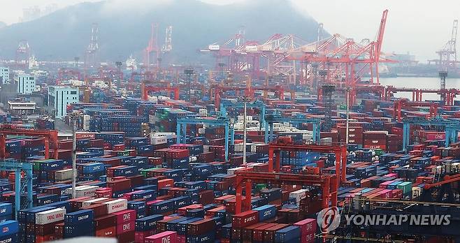 컨테이너 쌓인 부산항 신감만ㆍ감만부두 [연합뉴스 자료사진]
