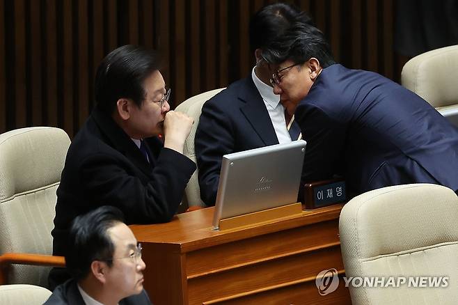 진성준 정책위의장과 대화하는 이재명 대표 (서울=연합뉴스) 김주성 기자 = 더불어민주당 이재명 대표가 11일 오후 '윤석열 대통령 위헌적 비상계엄 선포 내란행위 관련 긴급 현안질문'이 진행되는 국회 본회의에서 진성준 정책위의장과 대화하고 있다. 2024.12.11 utzza@yna.co.kr