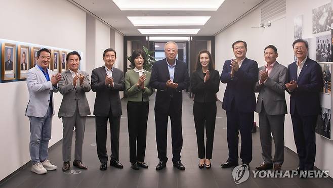 한국경제인협회 회장단 확대 (서울=연합뉴스) 한국경제인협회가 회장단의 외연을 확대해 기존 12명에서 15명으로 늘렸다고 10일 밝혔다. 사진은 기념 촬영하는 이웅열 코오롱 명예회장(왼쪽부터), 이장한 종근당 회장, 김윤 삼양홀딩스 회장, 김정수 삼양라운드스퀘어 부회장, 류진 한국경제인협회 회장, 성래은 영원무역그룹 부회장, 김남구 한국투자금융지주 회장, 조현준 효성 회장, 김창범 한국경제인협회 상근부회장. 2024.9.10 [한국경제인협회 제공. 재판매 및 DB 금지] photo@yna.co.kr