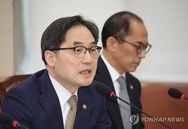 답하는 한기정 공정거래위원장 (서울=연합뉴스) 박동주 기자 = 19일 서울 여의도 국회에서 열린 정무위원회 전체회의에서 한기정 공정거래위원장이 의원 질의에 답변하고 있다. 2025.2.19 pdj6635@yna.co.kr