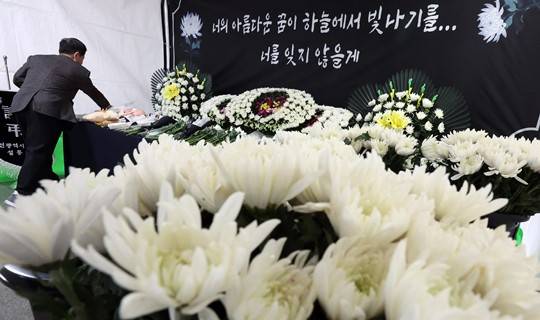 초등학생 피살사건이 발생한 대전 서구 관저동의 한 초등학교에 마련된 합동분향소를 찾은 시민들이 12일 고 김하늘 양을 추모하고 있다. 사진=뉴시스