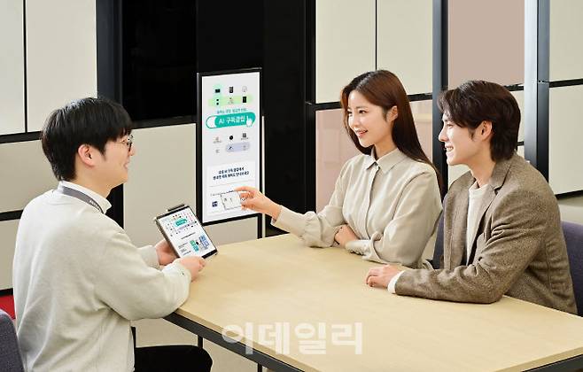 삼성스토어 서초에서 매니저가 방문 고객에게 ‘삼성 AI 구독 클럽’을 설명하고 있다.(사진=삼성전자)