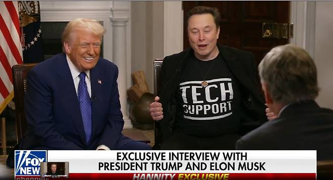 도널드 트럼프(왼쪽) 미국 대통령과 일론 머스크 테슬라 최고경영자(CEO)가 폭스뉴스 진행자 숀 해거티와 인터뷰를 하고 있다. 자신의 자켓을 열어보이며 머스크 CEO는 자신의 역할을 ‘트럼프 대통령의 기술지원’이라고 밝혔다. (사진=폭스뉴스 캡처)