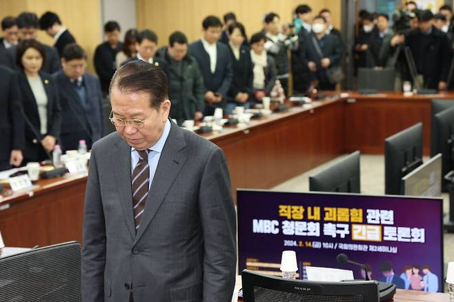 권영세 국민의힘 비상대책위원장을 비롯한 참석자들이 14일 오전 서울 여의도 국회 의원회관에서 열린 직장 내 괴롭힘 관련 MBC 청문회 촉구 긴급 토론회에서 故 오요안나씨에 대한 묵념을 하고 있다. (사진 = 뉴시스)