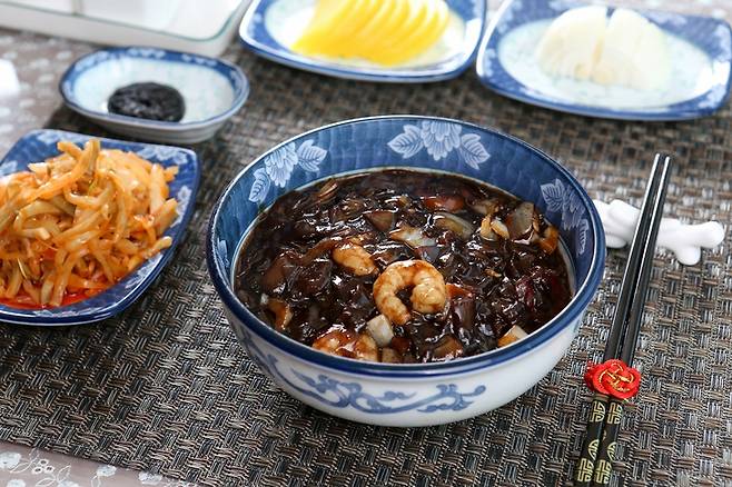 짜장라면 등 면 음식을 먹을 때 양파를 많이 먹자. 양파의 퀘르세틴 성분은 짜장라면의 지방이 몸에 들어와 혈관에 쌓이는 것을 억제한다. 양파의  크롬 성분은 포도당(탄수화물)의 소화-배분에 관여하는 미량 무기질이며, 인슐린 작용을 촉진해 혈당 조절에 좋다.  [사진=게티이미지뱅크]