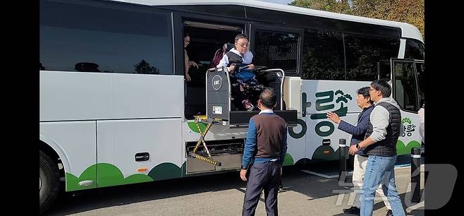 휠체어 탑승 가능 버스(강릉관광개발공사 제공)