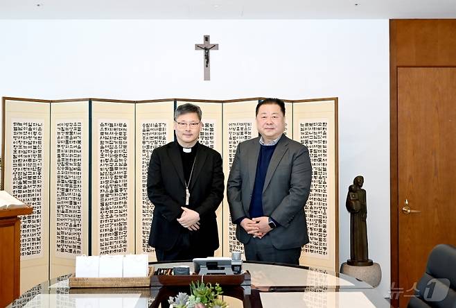 19일 천주교 서울대교구를 방문한 김경일 파주시장(오른쪽)이 정순택 대주교와 면담을 갖고 오는 2027년 서울 세계청년대회 폐막 미사를 임진각에서 열 수 있도록 해 줄 것을 요청했다. (파주시 제공, 재판매 및 DB금지)