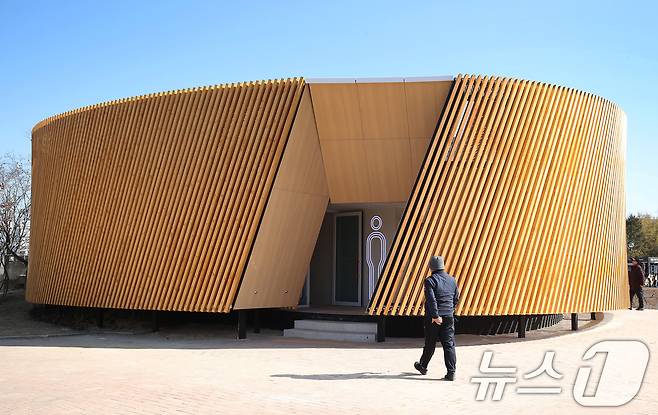 대구 수성구 수성못 상화동산 공중화장실이 최근 리모델링 공사를 마치고 개방됐다. 스페인 건축가의 설계를 바탕으로 예술적 요소를 강조한 이 화장실 리모델링 공사에 수성구가 예산 9억 원을 투입한 사실이 알려지며 논란이 일고 있다. 20일 수성못을 찾은 시민들이 화장실을 이용하고 있다. 2025.2.20/뉴스1 ⓒ News1 공정식 기자