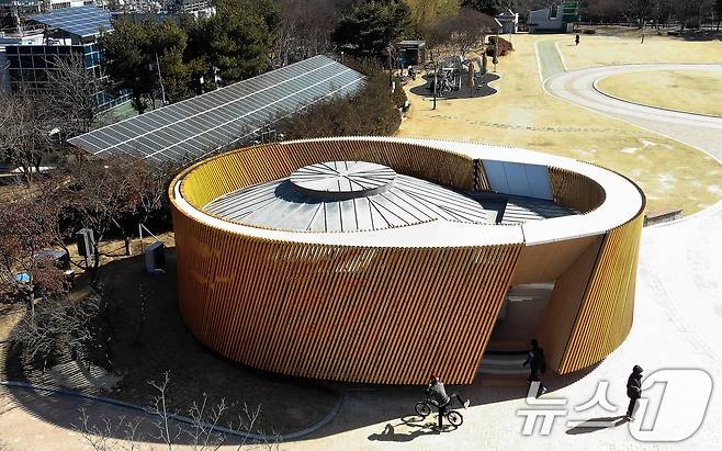 대구 수성구 수성못 상화동산 공중화장실이 최근 리모델링 공사를 마치고 개방됐다. 스페인 건축가의 설계를 바탕으로 예술적 요소를 강조한 이 화장실 리모델링 공사에 수성구가 예산 9억 원을 투입한 사실이 알려지며 논란이 일고 있다. 20일 수성못을 찾은 시민들이 화장실을 이용하고 있다. 2025.2.20/뉴스1 ⓒ News1 공정식 기자